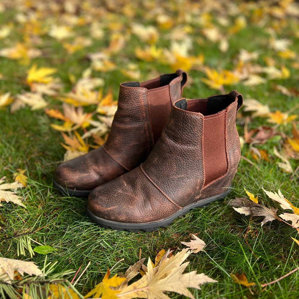 SOREL Joan of Arctic brown leather wedge size 10